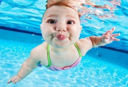 Cách giúp bé làm quen với nước an toàn, nhanh chóng