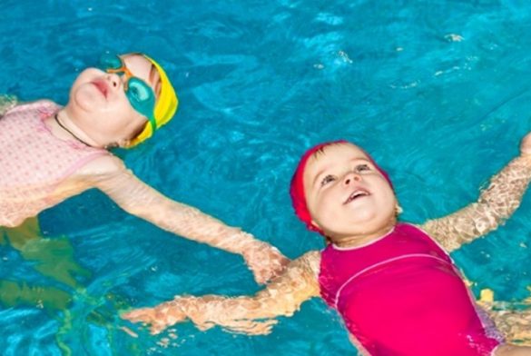 Hình ảnh dạy trẻ tập bơi